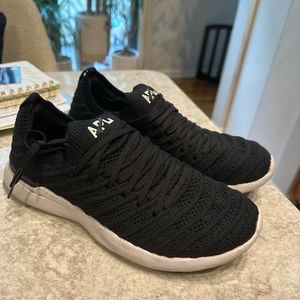 APL running shoes black 8